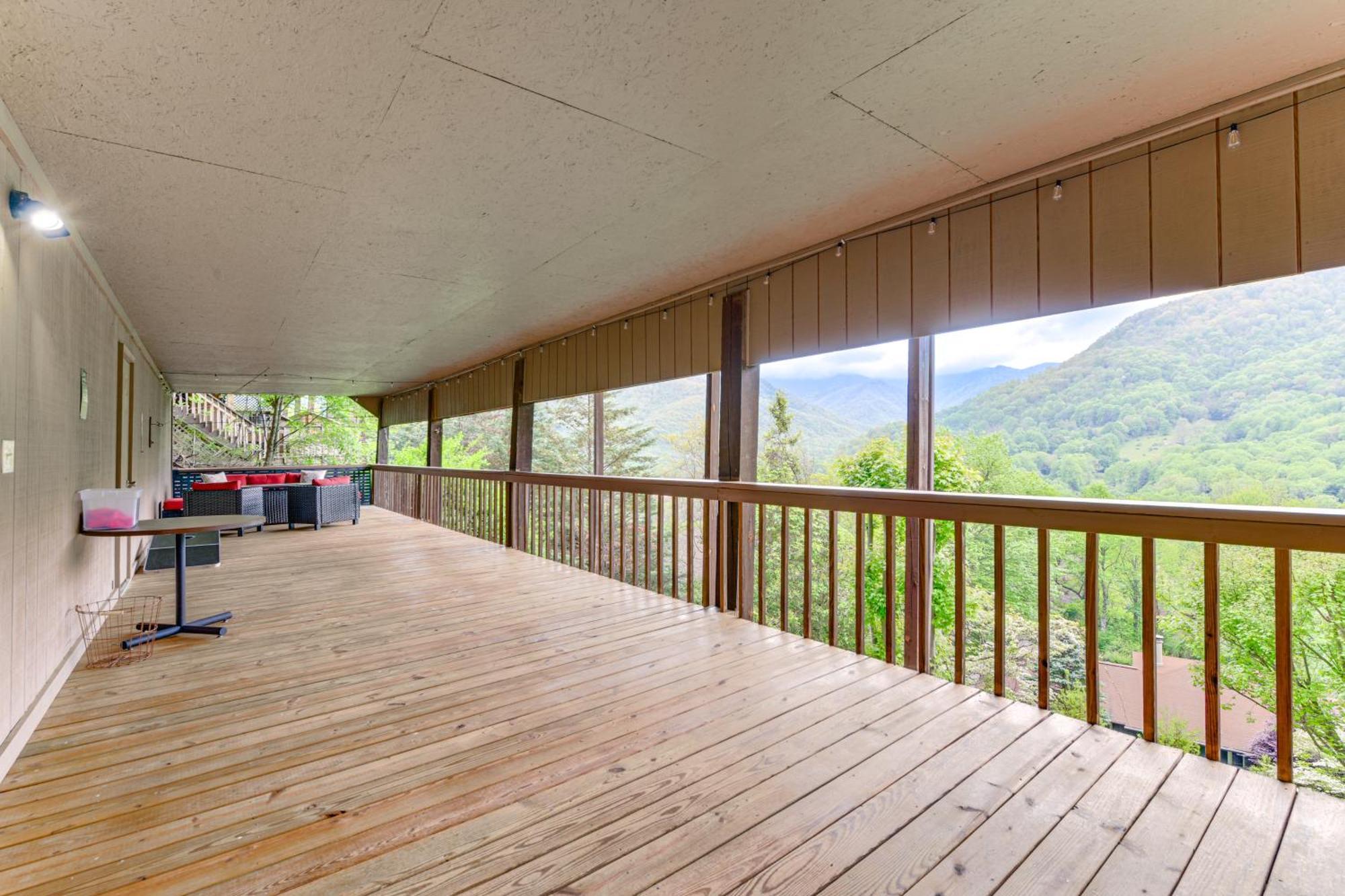 Holiday home Mountain Escape With Fireplace And Deck! *